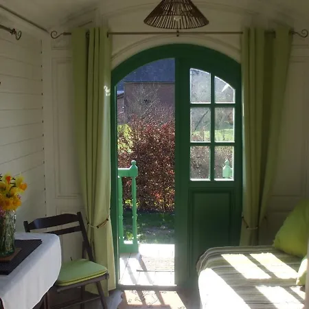 Chambres D'hotes Et Roulottes Le Clos Du Quesnay Bed & Breakfast